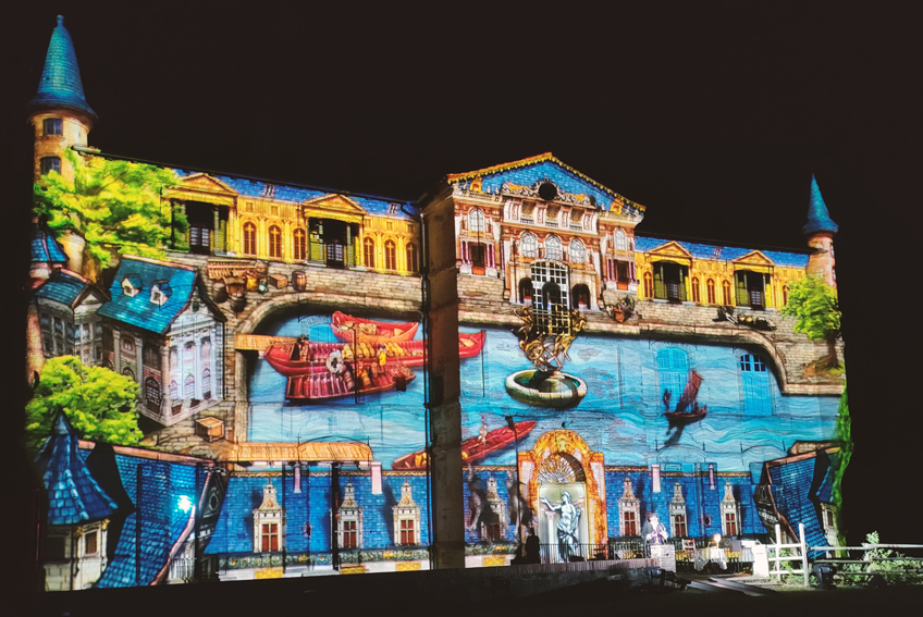 Mapping projeté sur la façade du château de Bonrepos