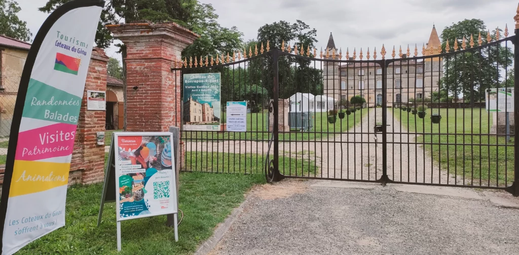 Entrée du Château de Bonrepos figurant la signalétique d'affichage du point d'information touristique de l'office de tourisme des Coteaux du Girou