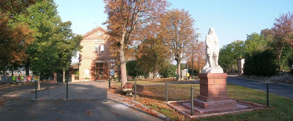 Place du village de Bonrepos-Riquet