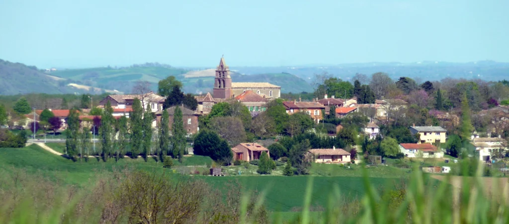 Vue lointaine sur le village de Paulhac