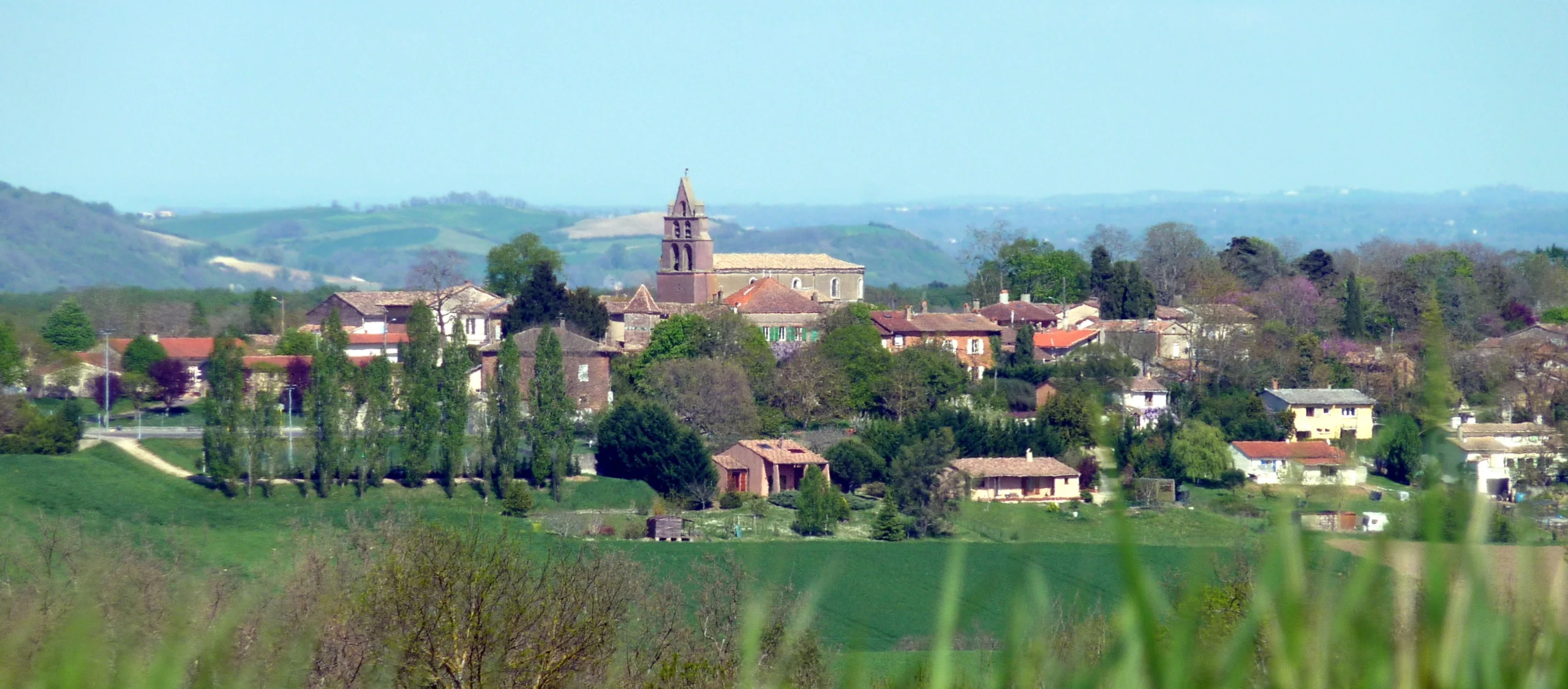 Vue lointaine sur le village de Paulhac