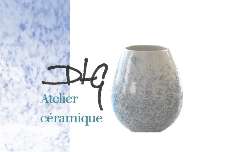 céramique, écriture qui présente l'atelier de céramique, frise bleu dégradée sur la gauche