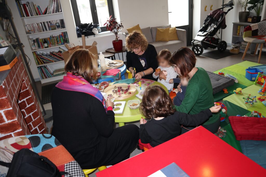 personnes autour d'une table, pièce de jeux, étagère à livre