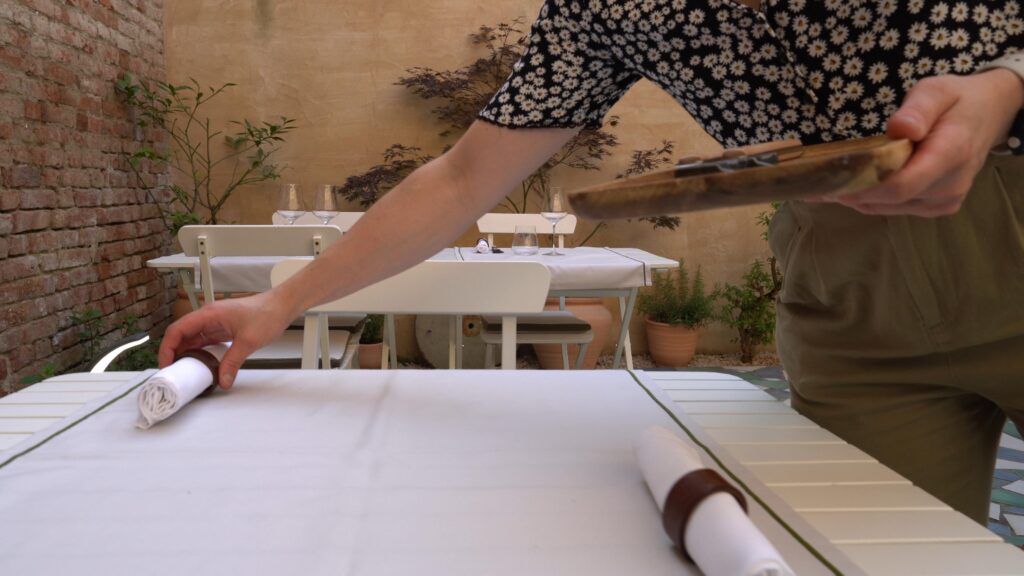 photo illustrant le restaurant avec une personne mettant la table