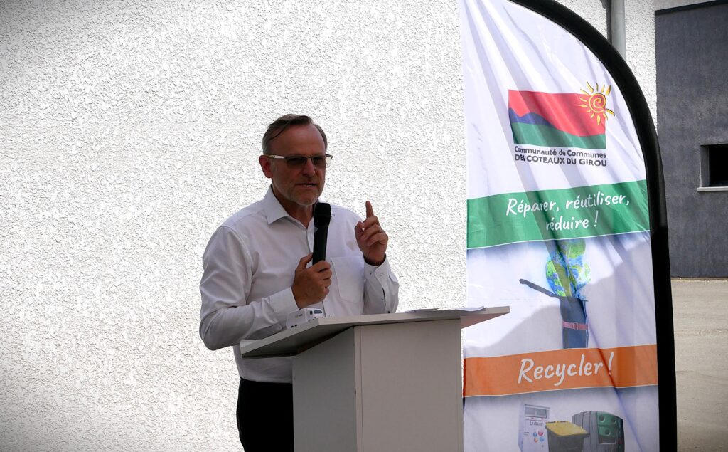 Yves COPPIN, Directeur d’agence SUEZ Recyclage et Valorisation prend la parole lors de l'inauguration des bennes à ordures ménagères électriques, le 24 juin 2025, avec la Communauté de Communes des Coteaux du Girou.