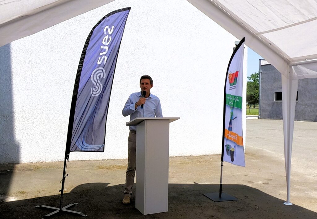Jean-Baptiste CAPEL, Vice-Président en charge de la gestion des déchets de la Communauté des Communes des Coteaux du Girou prend la parole lors de l'inauguration des bennes à ordures ménagères électriques, le 24 juin 2025, avec SUEZ.