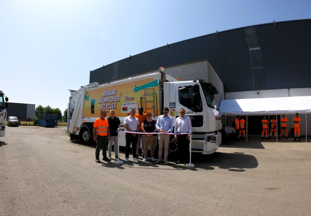 Découpe du ruban lors de l'inauguration de la nouvelle flotte de bennes à ordures ménagères 100 % électriques.