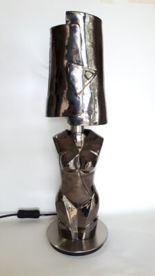 oeuvre d'art en forme de buste féminin et lampe