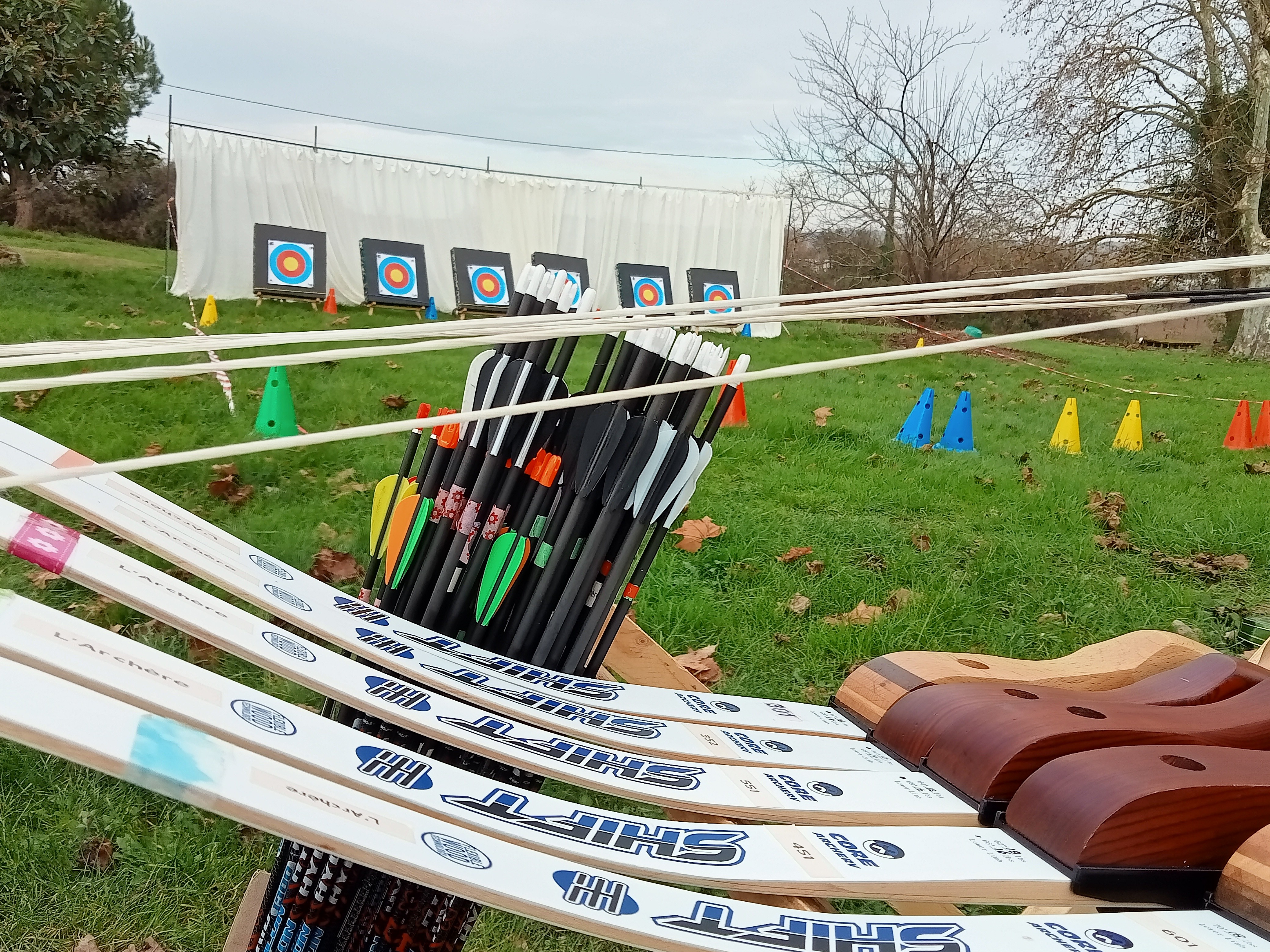 photo illustrant l'activité de tir à l'arc avec des arcs, flèches, cibles...