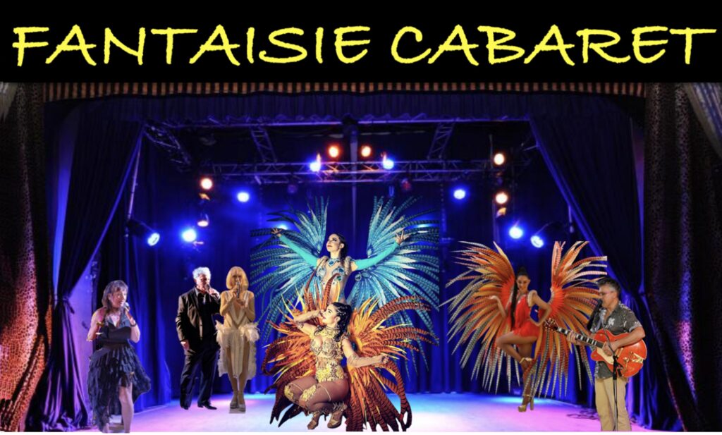 salle de spectacle avec dominance couleur bleu via des spots de lumières, 7 personnages : un guitariste, trois danseuses style cabaret avec des plumes, un couple de personne avec un homme en costume et une femme en robe blanche, une femme en robe noire. En haut, des écriture mentionnant le titre du spectacle : Fantaisie Cabaret